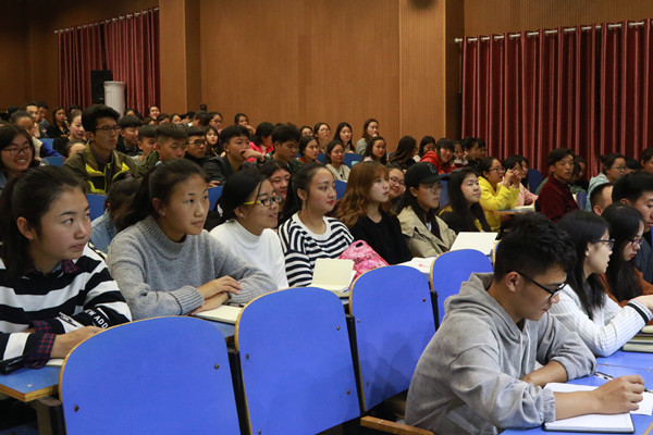 2017111010335512.jpg 党委书记武治国为2017级新生作入学教育专题辅导报告