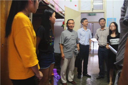 2016091310150954.jpg 公司领导走访2016级新生宿舍