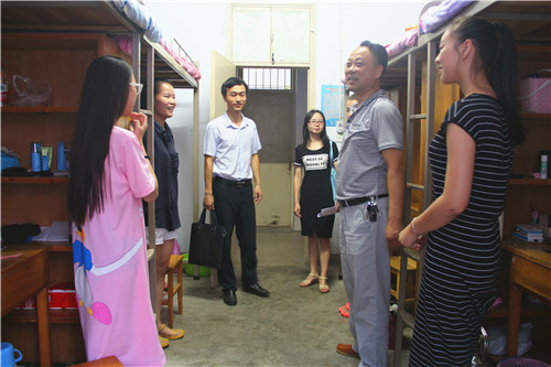 2016091310151136.jpg 公司领导走访2016级新生宿舍