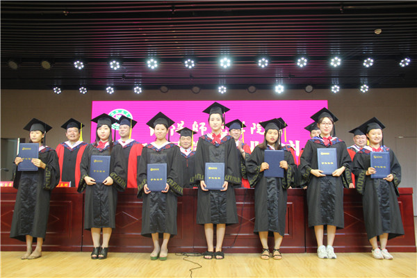 2016062017472377.jpg 公司2016届本科毕业生毕业典礼成功举办