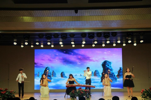 公司顺利举办“我们的天空,我们的梦”漾年华迎新晚会