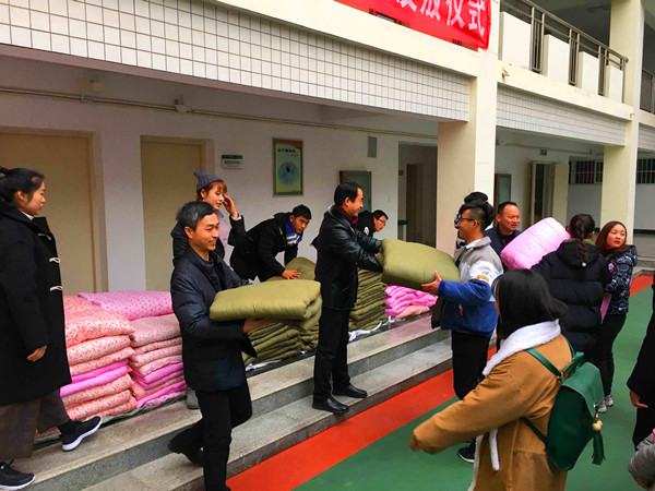 公司为员工发放爱心棉被