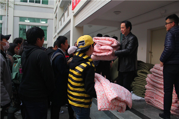2016121209534729.jpg 公司隆重举行暖冬棉被发放仪式