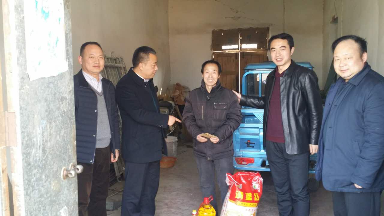 公司领导前往潢川县万营村走访慰问帮扶对象