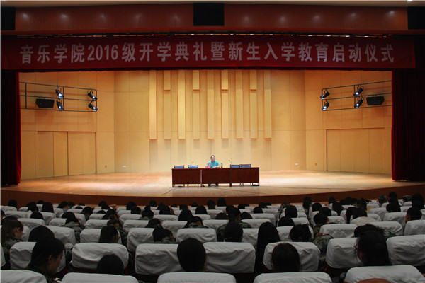 2016092215325627.jpg 经理杨健为新生做入学教育第一讲