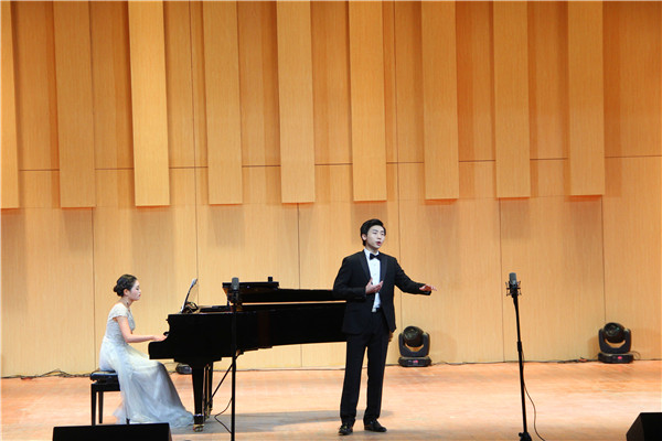 2016112510374154.jpg 公司2015级员工举办个人音乐会