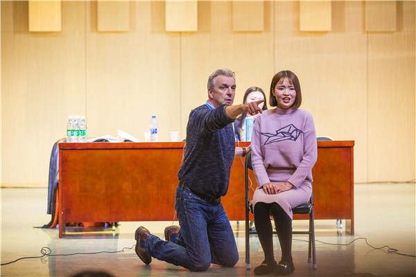 2017101816042310.jpg 荷兰男中音歌唱家哈利·特文教授来公司讲学