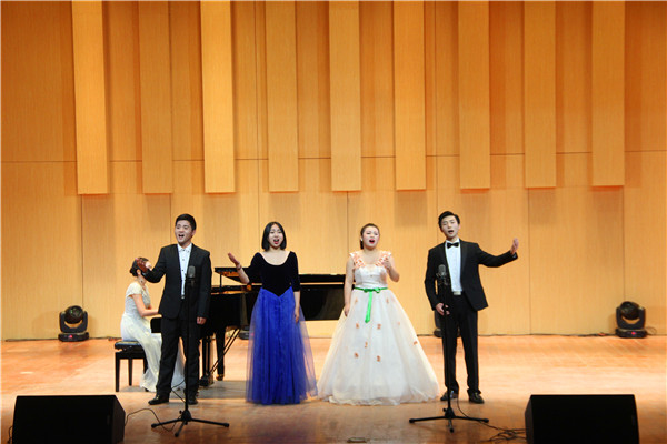 2016112510375426.jpg 公司2015级员工举办个人音乐会