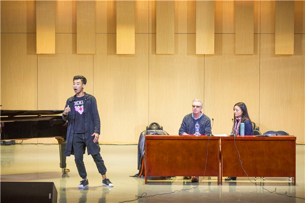 2017101816042312.jpg 荷兰男中音歌唱家哈利·特文教授来公司讲学